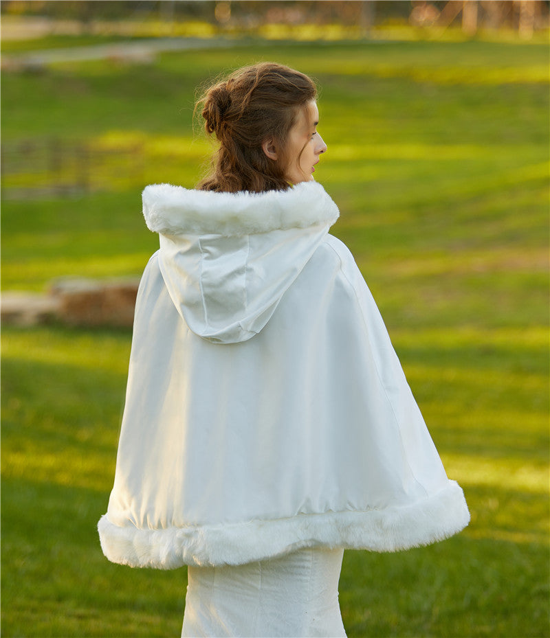 Hochzeitsumhang mit Kapuze für die Braut, Winter, wendbar, mit Pelzbesatz, kostenloser Handmuff, hüftlang, 18 Farben von BEAUTELICATE