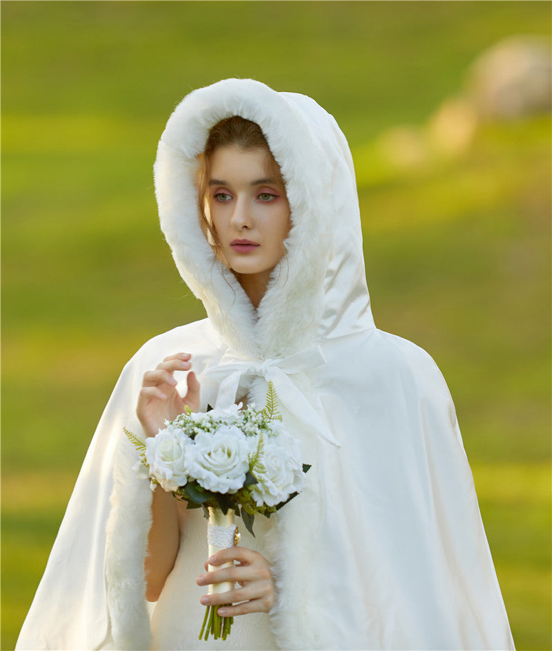 Hochzeitsumhang mit Kapuze für die Braut, Winter, wendbar, mit Pelzbesatz, kostenloser Handmuff, hüftlang, 18 Farben von BEAUTELICATE 