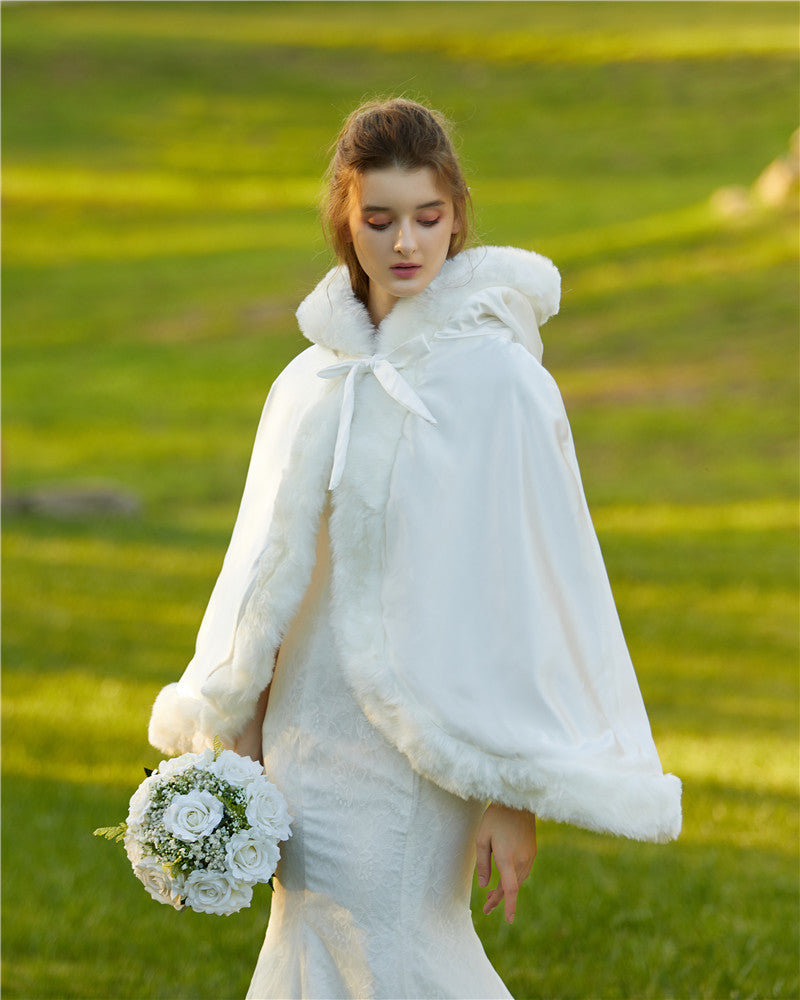 Hochzeitsumhang mit Kapuze für die Braut, Winter, wendbar, mit Pelzbesatz, kostenloser Handmuff, hüftlang, 18 Farben von BEAUTELICATE 