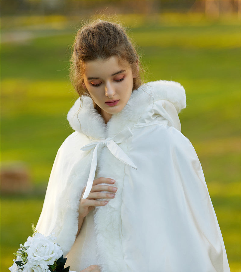 Hochzeitsumhang mit Kapuze für die Braut, Winter, wendbar, mit Pelzbesatz, kostenloser Handmuff, hüftlang, 18 Farben von BEAUTELICATE 