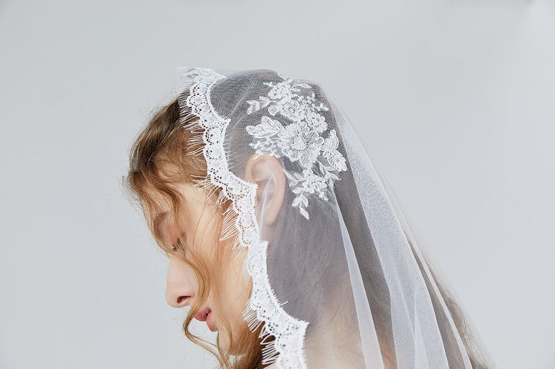 Wedding-Bridal-Mantilla-Veil-Lace-Appliques-1960s-Vintage