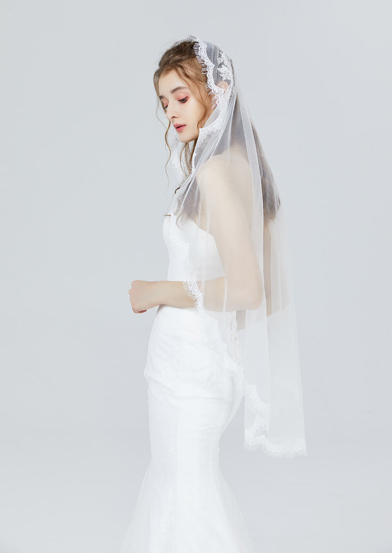https://beautelicate.com/cdn/shop/products/wedding-veil-bridal-mantilla-Juliet-cap-veil-bride-ivory-white-fingertip-chapel_800x.jpg?v=1589940789
